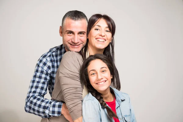 Retrato de estudio de familia feliz — Foto de Stock