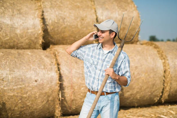 Αγρότης που μιλάει στο τηλέφωνο — Φωτογραφία Αρχείου