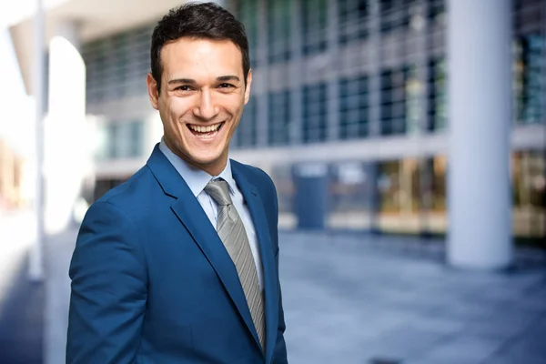 Zakenman buiten in de stad — Stockfoto