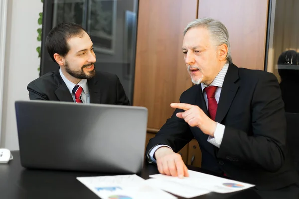 Empresários falando no escritório — Fotografia de Stock