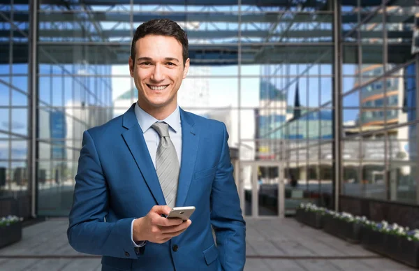 Affärsman som använder sin mobiltelefon — Stockfoto