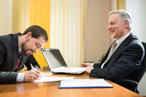 Businessman signing a deal — Stock Photo, Image