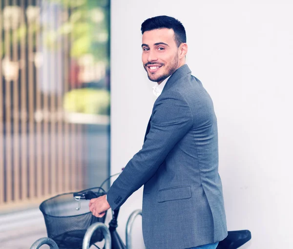 Jovem viajante estacionamento sua bicicleta — Fotografia de Stock