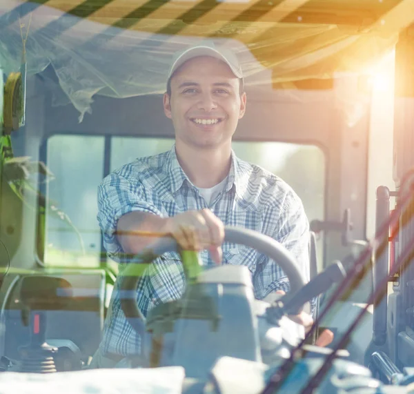 Un fermier souriant au volant — Photo