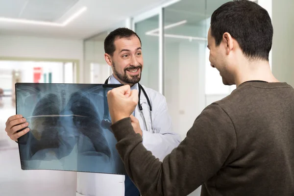 Врач показывает рентгенографию пациенту — стоковое фото