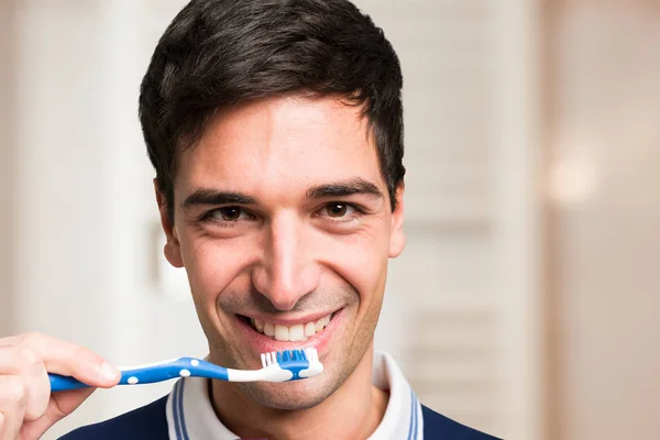 Чоловік чистить зуби — стокове фото