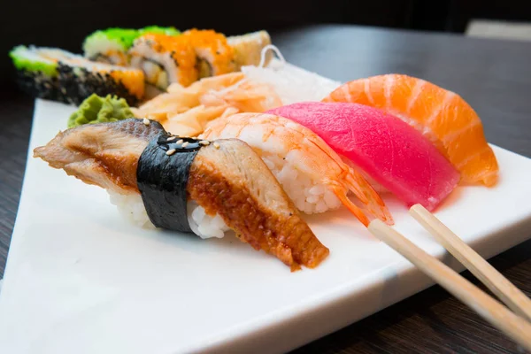 Sushi set su piastra bianca — Foto Stock