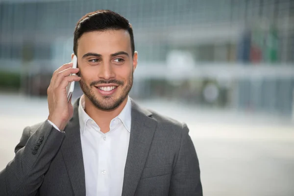 Człowiek mówi na swój telefon komórkowy — Zdjęcie stockowe