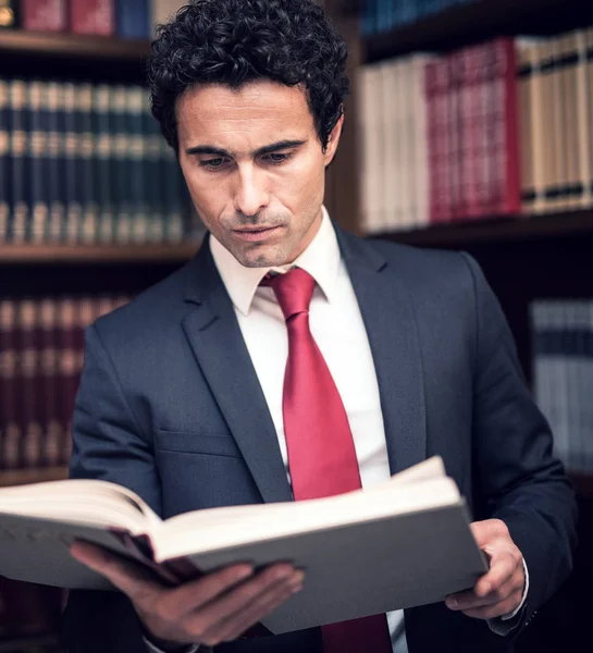 Affärsman läser en bok — Stockfoto