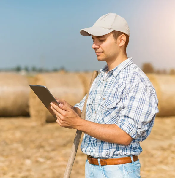 Фермер використовує дігітальний планшет — стокове фото