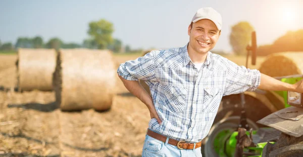 Smiling farmer at work in field — Stock Photo, Image
