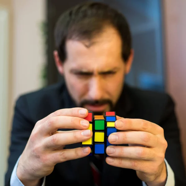 Бизнесмен с кубиком Рубика — стоковое фото