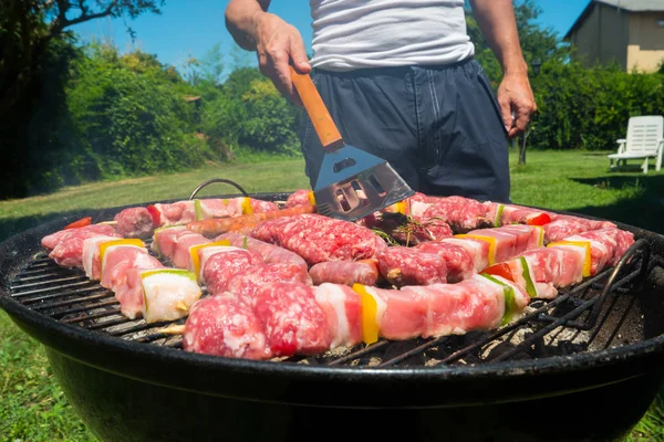 Homem preparando carne na grelha — Fotografia de Stock