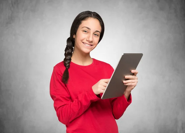 Adolescente sonriente usando tableta — Foto de Stock