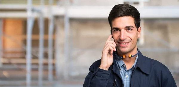 Architect talking on the phone — Stock Photo, Image