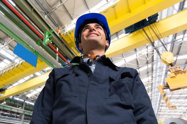 Engenheiro em uma instalação industrial — Fotografia de Stock