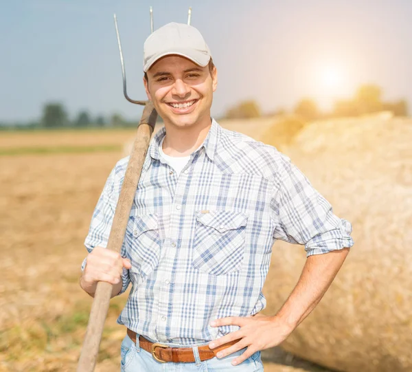 Agricultor sonriente en el trabajo — Foto de Stock
