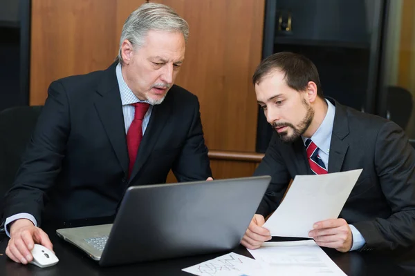 Gente de negocios trabajando en oficina — Foto de Stock