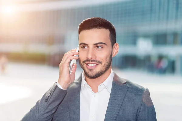 Homem de negócios falando no telefone celular — Fotografia de Stock