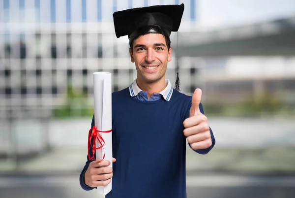 Boldog diplomás diák — Stock Fotó