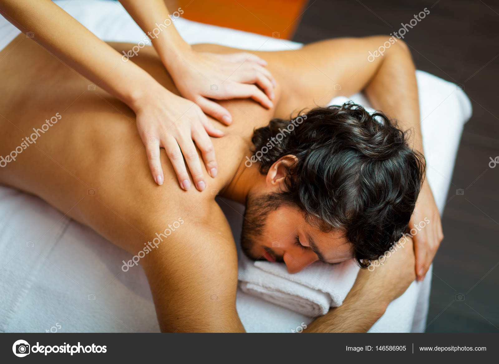 Эмоциональный секс парня и двух девушек на сеансе массажа