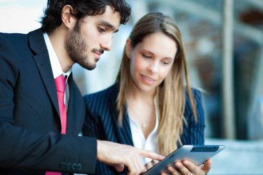 Tablet kullanarak iş adamları
