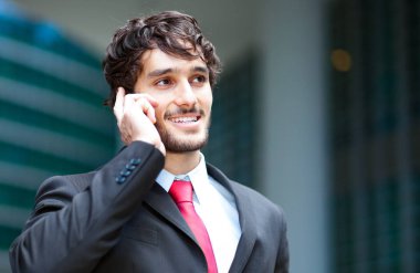 İş adamı telefonda konuşuyor.