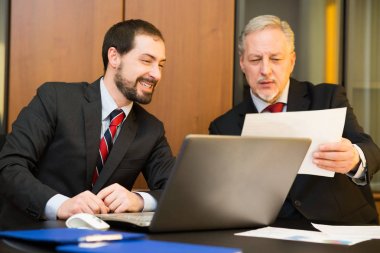 İş yerindeki iş adamları