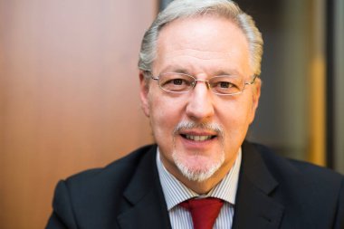 Gülümseyen olgun iş adamı