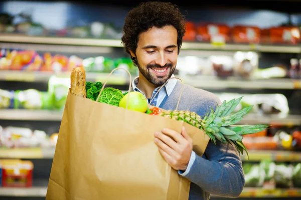 Homme faisant du shopping au supermarché — Photo