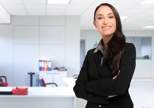 Mujer de negocios sonriendo en la oficina —  Fotos de Stock