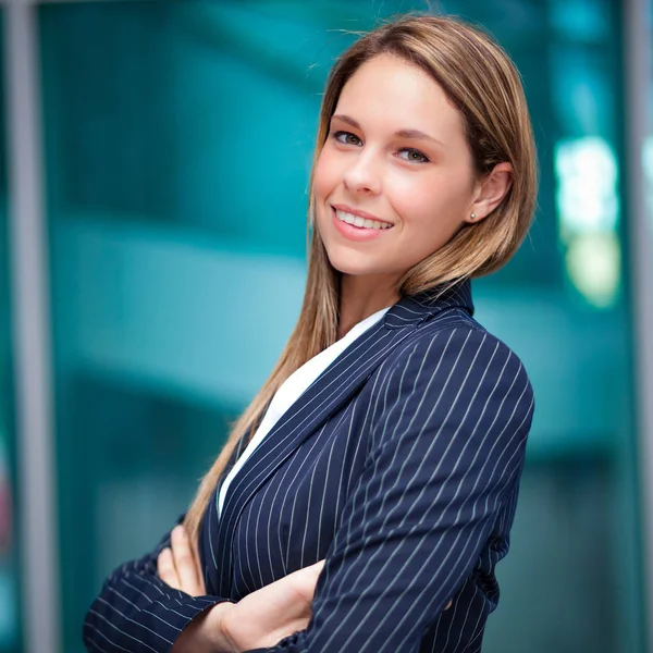 Unga leende affärskvinna — Stockfoto