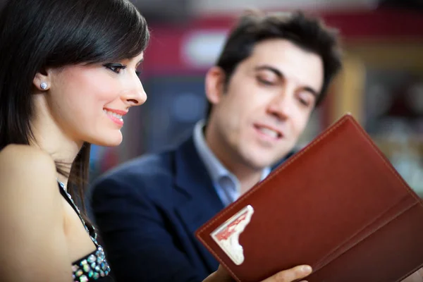 Casal escolher a partir de um menu — Fotografia de Stock