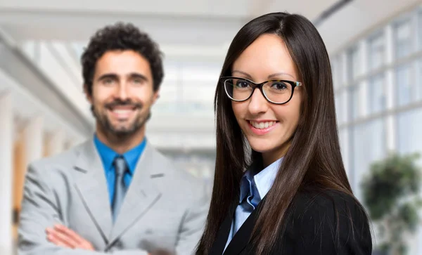 Des hommes d'affaires souriants au bureau — Photo