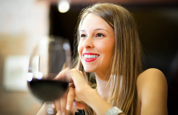 Kvinna med middag i restaurang — Stockfoto