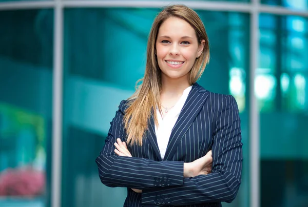 Glimlachende zakenvrouw buiten — Stockfoto