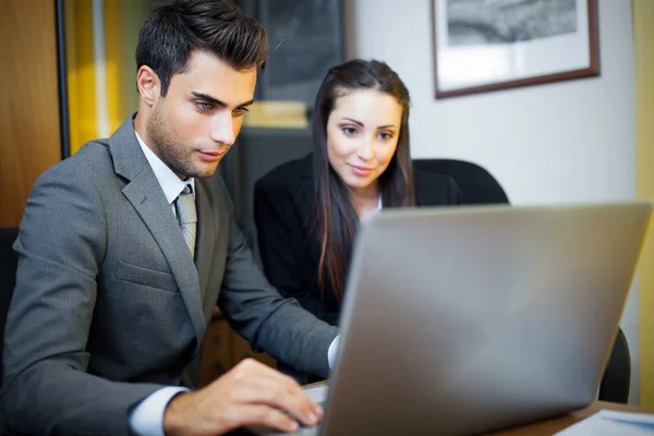 Socios comerciales discutiendo planes — Foto de Stock