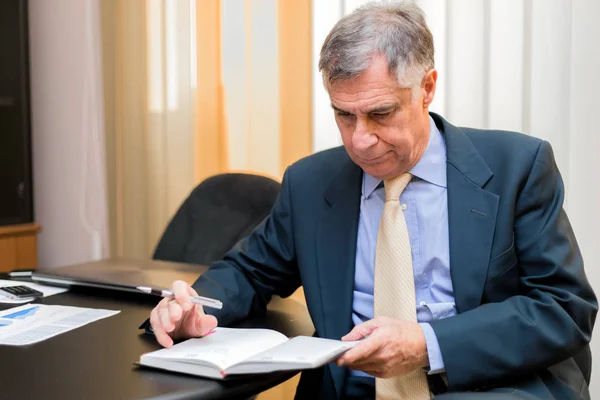 Empresário sénior a trabalhar — Fotografia de Stock