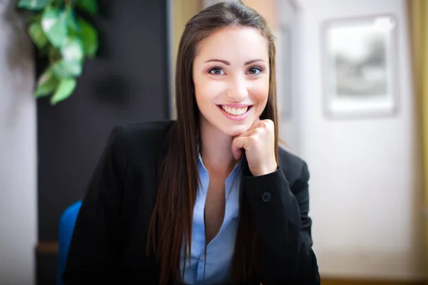 Ung affärskvinna sitter i office — Stockfoto