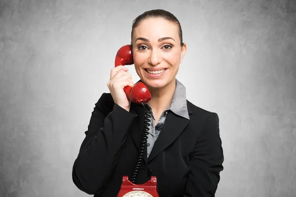 Geschäftsfrau telefoniert mit einem alten Telefon — Stockfoto