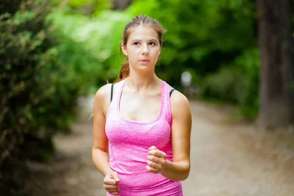 Frau joggt im Freien — Stockfoto