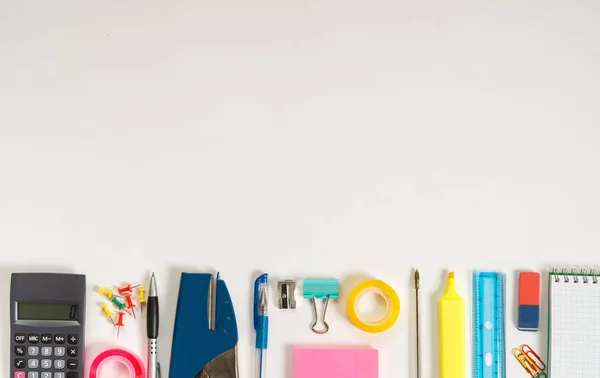 Briefpapier op een houten witte tafel — Stockfoto