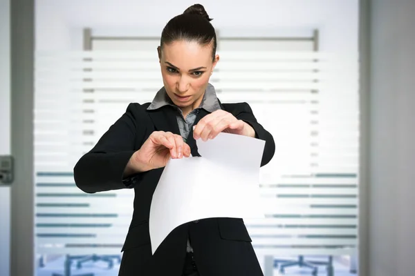 Arrabbiato donna strappando contratto a parte — Foto Stock