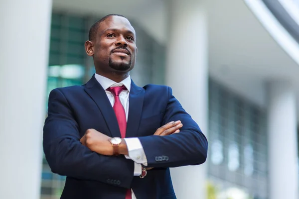 Uomo d'affari africano all'aperto in città — Foto Stock
