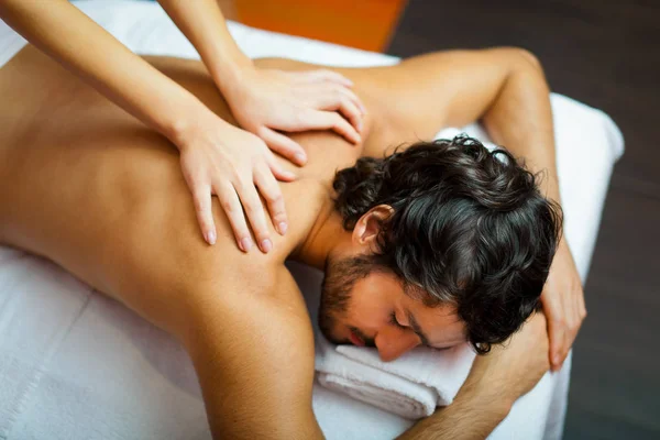 Homme relaxant dans le centre de bien-être — Photo