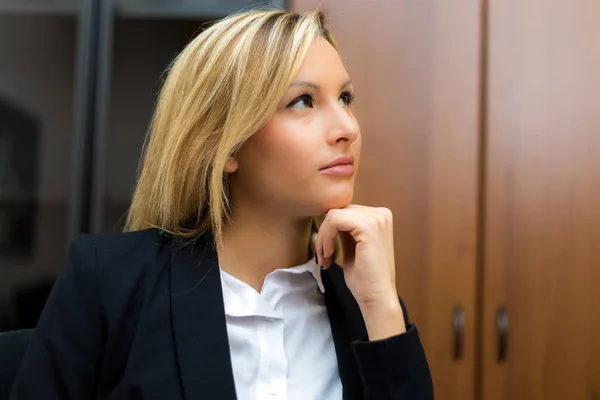Молода бізнес-леді в офісі — стокове фото