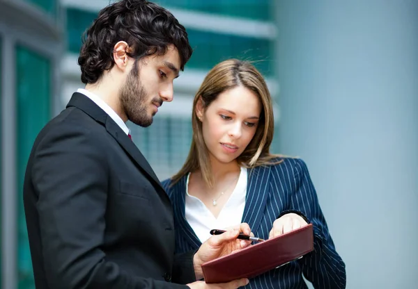 Socios de negocios hablando —  Fotos de Stock