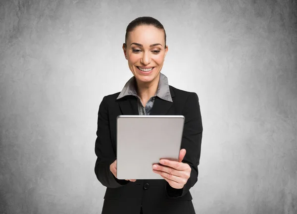 Vrouw die haar tablet gebruikt — Stockfoto