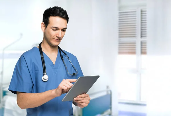 Médecin utilisant une tablette — Photo
