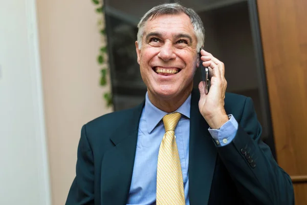 Empresario hablando por teléfono — Foto de Stock